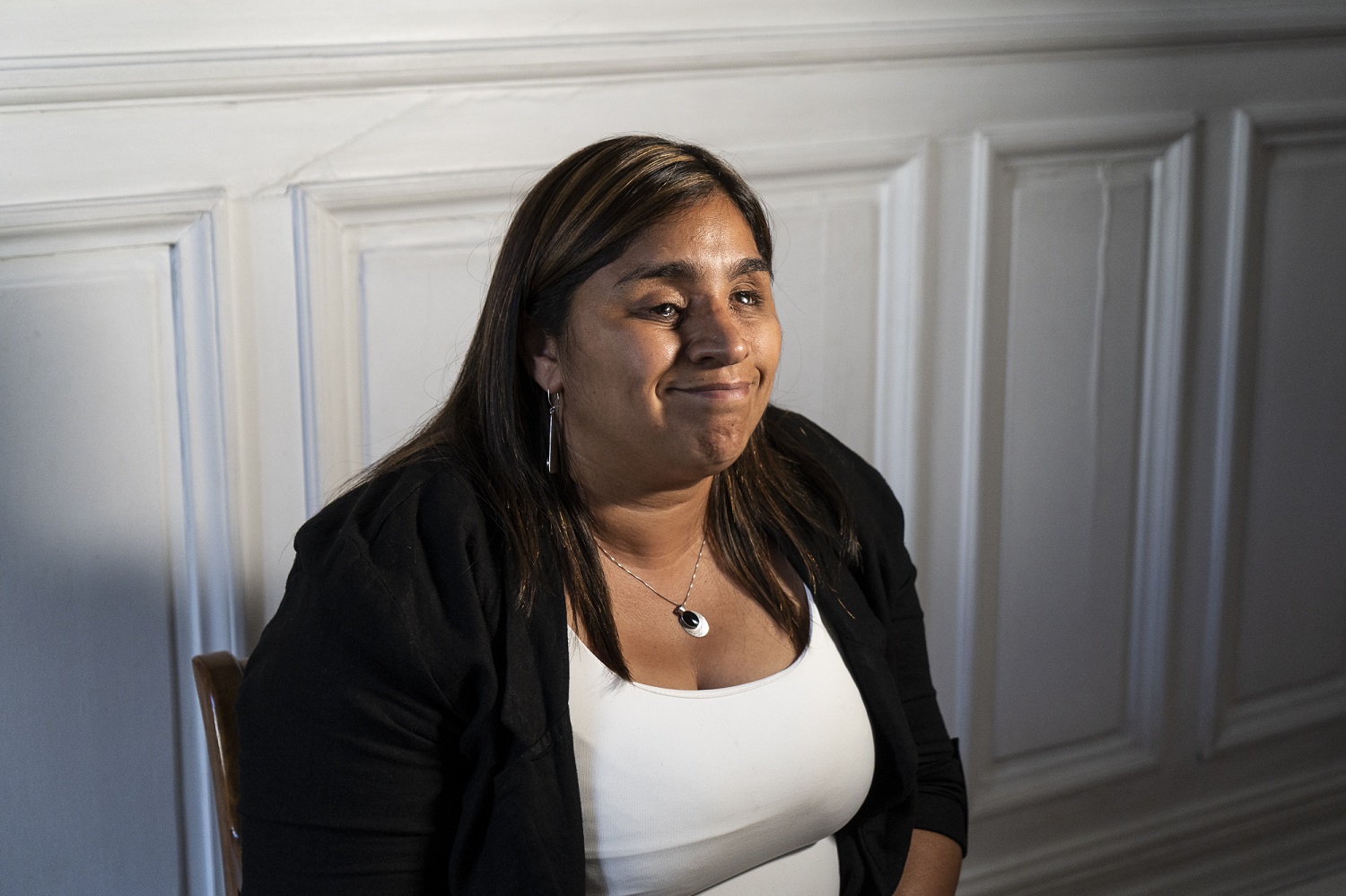 La senadora Fabiola Campillai, retratada durante una entrevista en el anexo del Congreso en Santiago, en abril de 2022 | Foto: Gabriel Pecot