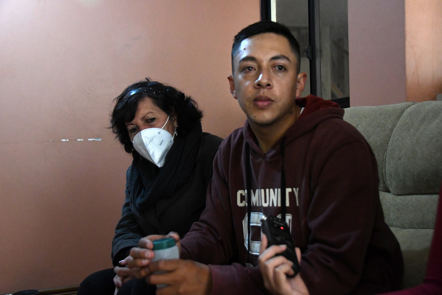 Francisco Tapia junto con su madre, Lucía Vega, en un barrio popular del sur de Quito | Foto: Carlos Granja / EL UNIVERSO