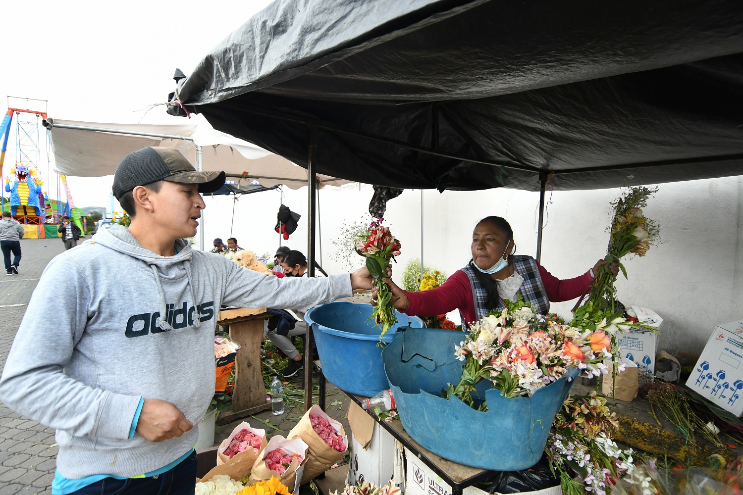 Gustavo Tucumbi lleva con frecuencia flores a la tumba de su padre, Inocencio Tucumbi | Foto: Alfredo Cárdenas / EL UNIVERSO