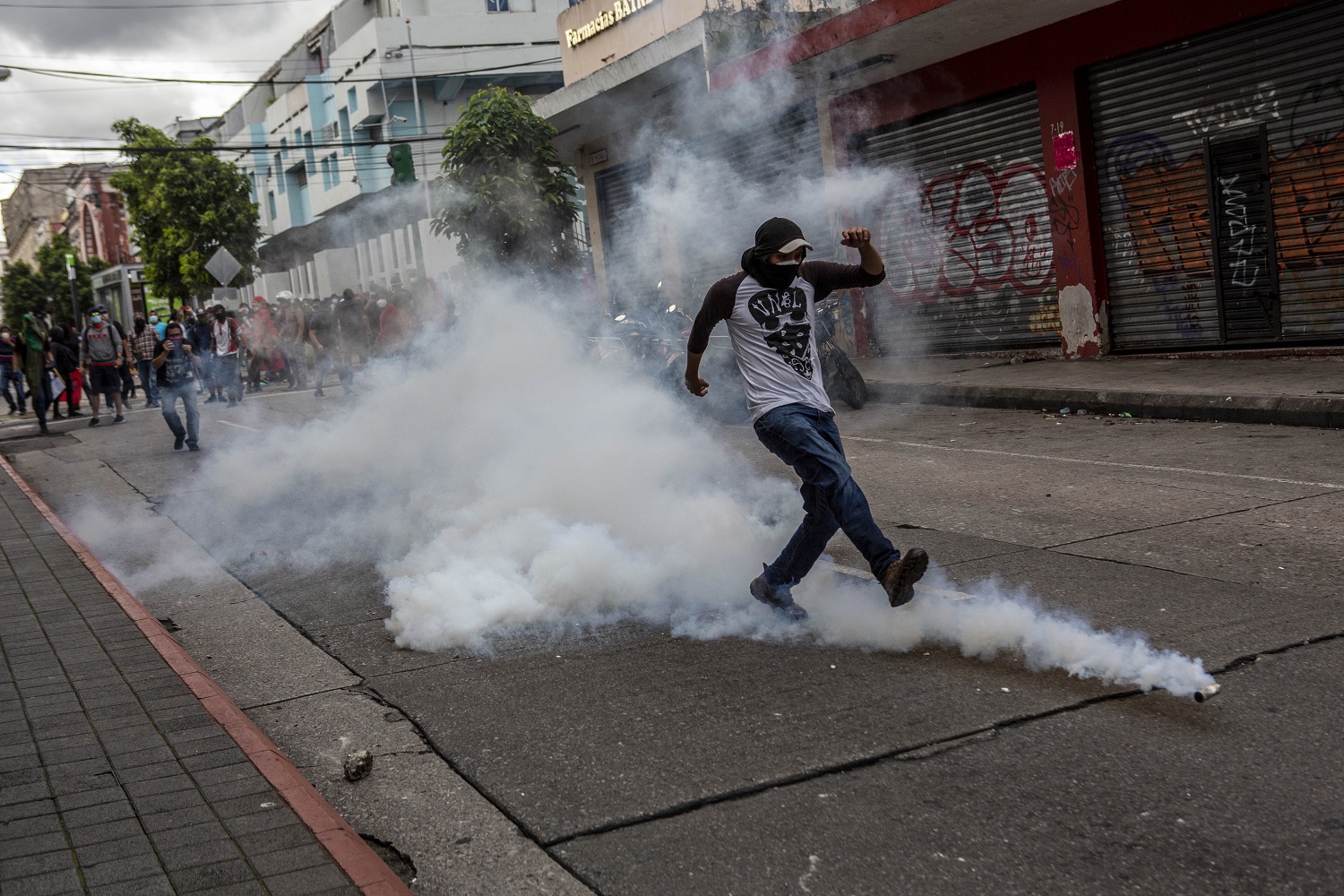 Un manifestante patea una bomba lacrimógena durante las protestas que se dieron alrededor del Congreso el 21 de noviembre del 2020 | Foto: Oliver de Ros