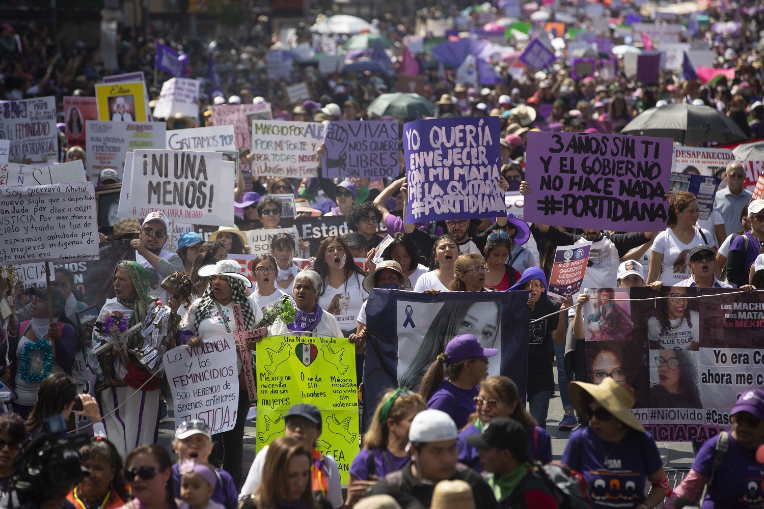 Marcha por el día internacional de la mujer en Ciudad de México, el 8 de marzo de 2020. Los contingentes protestarón en las principales capitales del país por los feminicidios, la desigualdad y el derecho al aborto | Foto: Mónica González