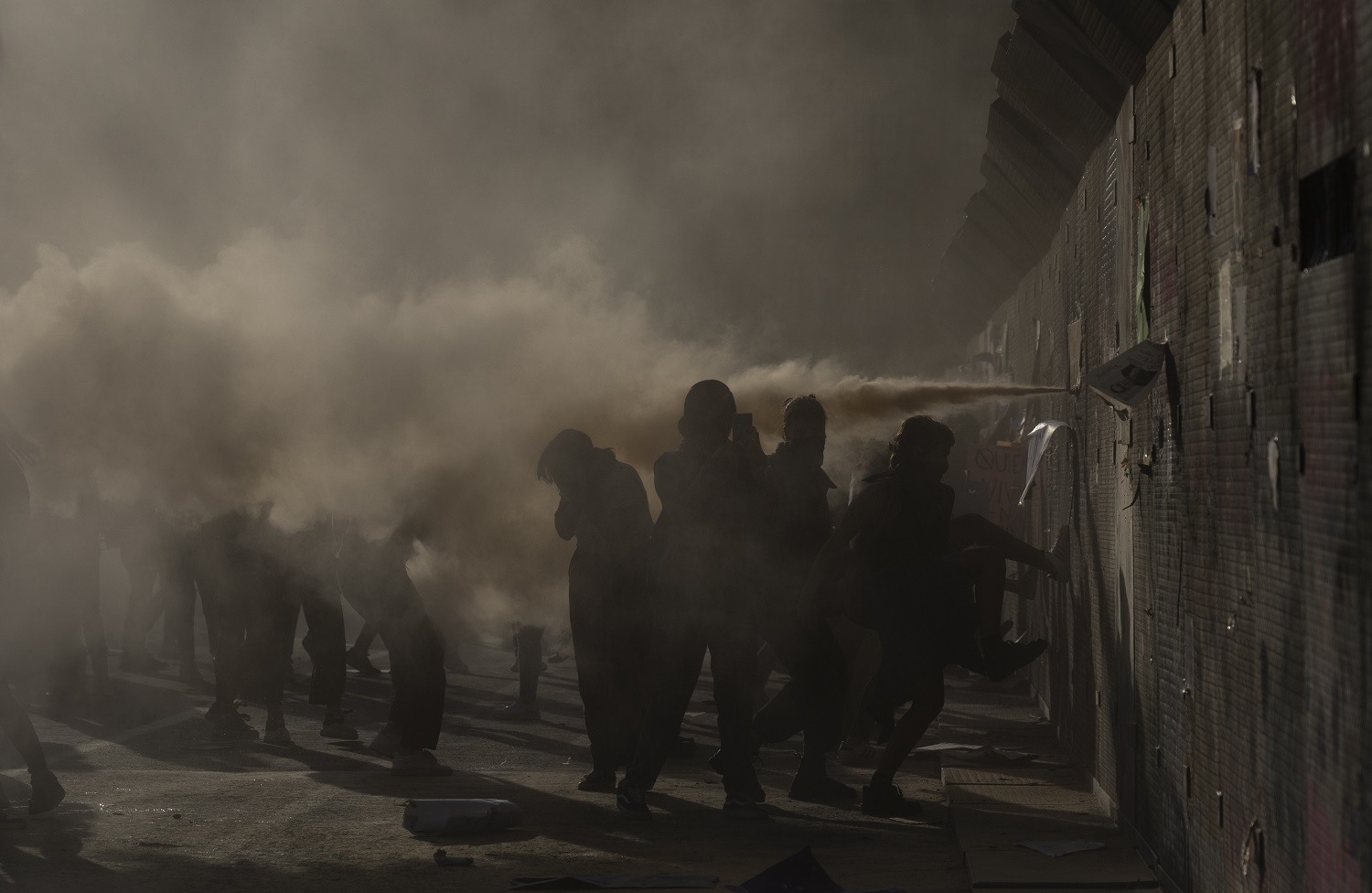 Grupos de mujeres protestan durante las manifestaciones feministas en contra de la violencia de género en México es rociado con polvo de extintor empleado por distintos cuerpos policiales para dispersar y disuadir a las participantes | Foto: Mónica González