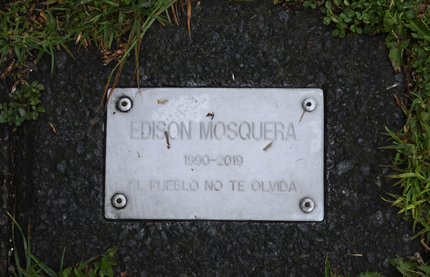 Una placa en memoria de Édison Mosquera está instalada en el parque El Arbolito, en el centro norte de Quito, donde se concentraron las manifestaciones en octubre de 2019 | Foto: Carlos Granja / EL UNIVERSO 