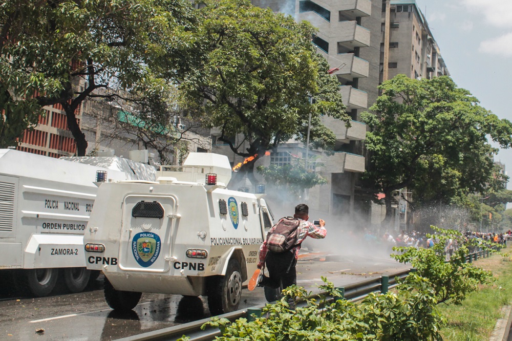 El Rinoceronte dispara bombas lacrimógenas | Foto: Iván Reyes